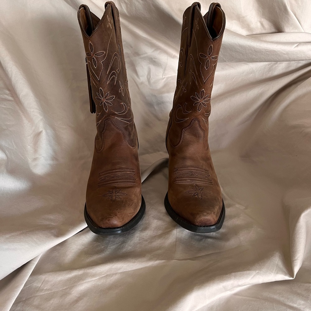 Beautiful Ariat Size 8 Western Boots